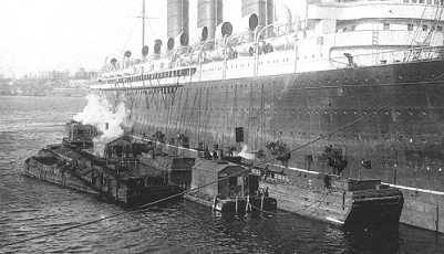Steamship coaling - taking on bunkers in port